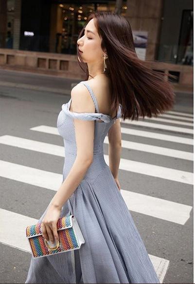 Hòa Minzy bị chê bàn chân xấu để ngón tràn ra rong chơi lề đường-1