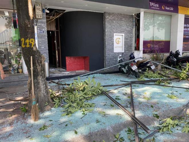 Nổ lớn nhà dân giữa trung tâm Hà Nội, taxi vạ lây vì vỡ tan kính chắn-3