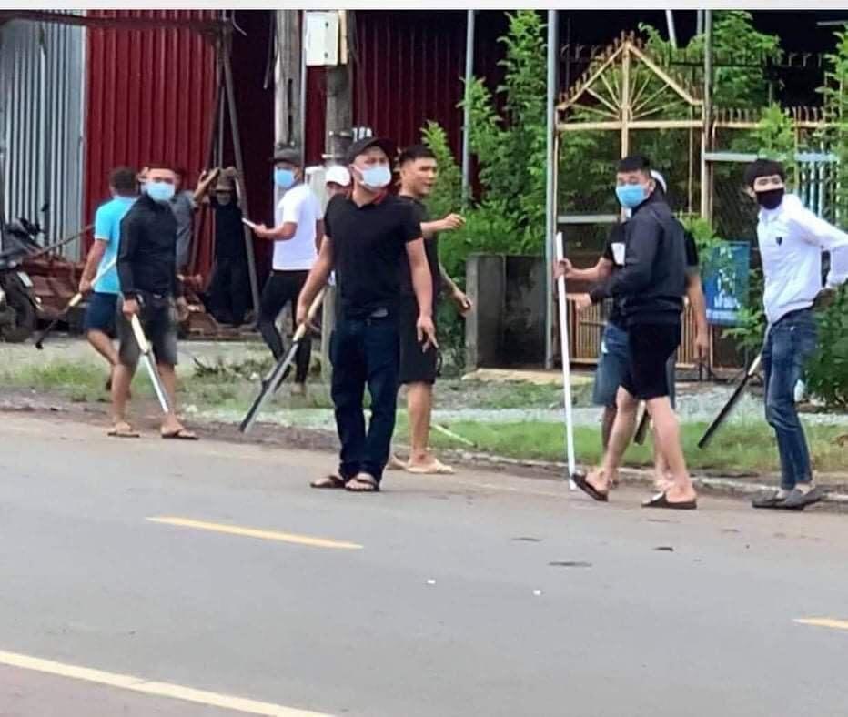 Hai nhóm thanh niên ở Đồng Nai cầm mã tấu đi ô tô chém nhau loạn xạ-1