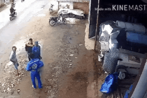 CLIP: Bị bắt quả tang giết chó dã man, 2 tên trộm xịt hơi cay xối xả, còn quay lại trả thù-1