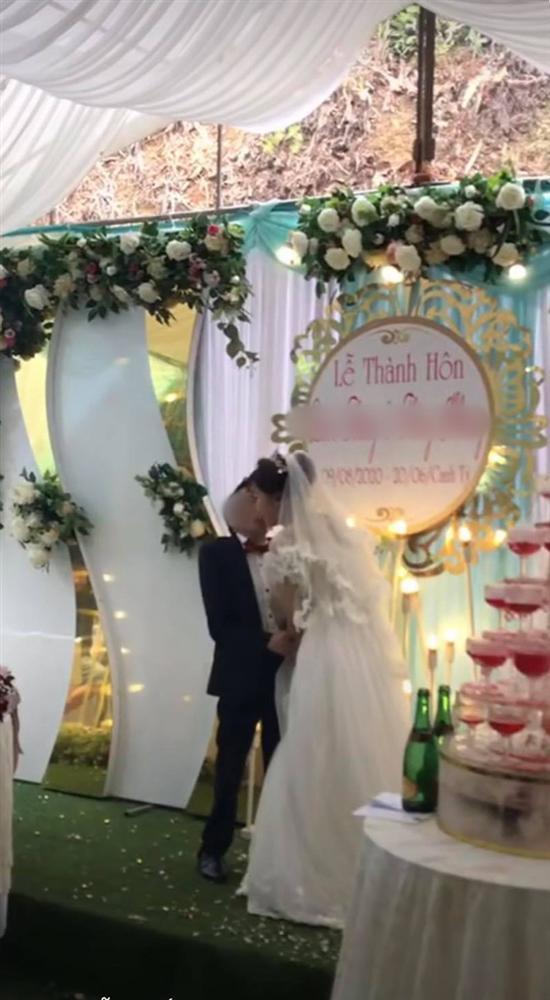 Cảnh hôn đám cưới rầm rộ MXH: Hành động xấu hổ của chú rể được hưởng ứng rần rần-2