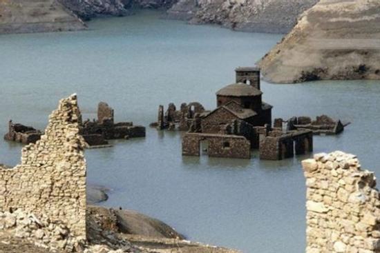 Thị trấn ma đột nhiên nổi lên mặt nước, để lộ những ngôi nhà có từ thế kỷ 13