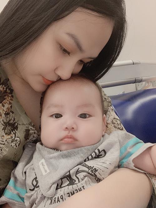 Ban đầu vợ chồng Tuấn Hưng không có ý định sinh thêm con thứ 3 sớm như vậy vì Hương Baby vừa sinh mổ bé thứ 2 được hơn 1 năm, nhưng rồi lại có bầu ngoài ý muốn. Trải qua cảm giác bối rối lúc ban đầu, cô quyết giữ lại em bé và bất chấp nguy hiểm tính mạng để sinh con. Biết ơn vợ vì đã hy sinh cho mình, Tuấn Hưng càng yêu cô hơn.