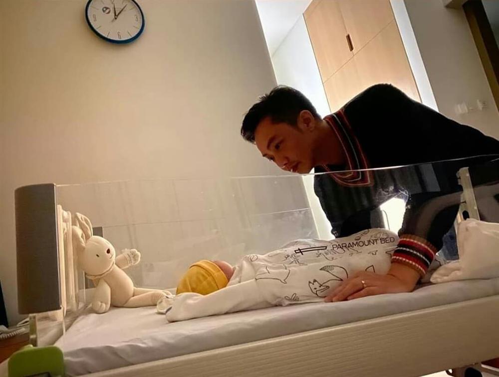 Đàm Thu Trang lộ diện sau sinh, Cường Đô La lập tức rắc ngập thính thơm-3