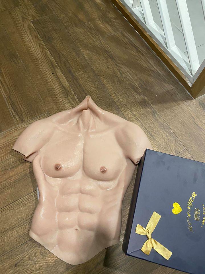 Hồ Quang Hiếu rao bán áo silicon để fake body 6 múi cực mặn-2
