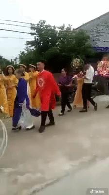 Chết cười chú rể mải chạy theo các cụ mà quên mất cô dâu đứng cạnh chờ mình-2