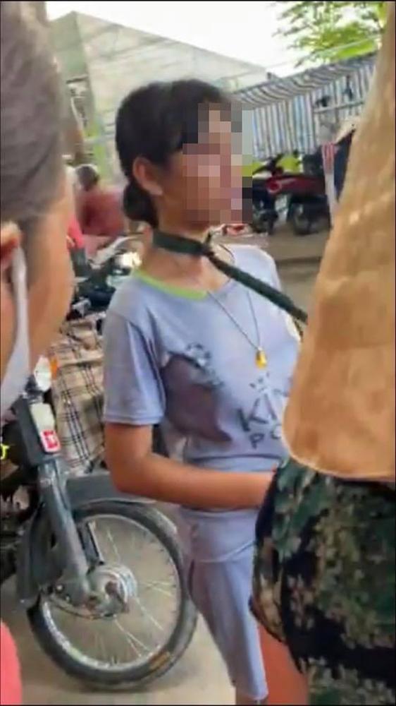 Ông bố ở Long An dạy con bằng cách buộc dây thừng vào cổ, cho xe 3 gác kéo lê-1