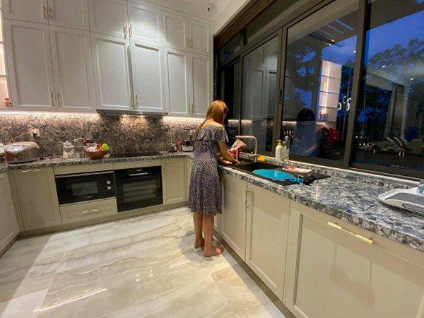 Vân Hugo sống trong biệt thự cực sang chảnh của chồng sắp cưới-11