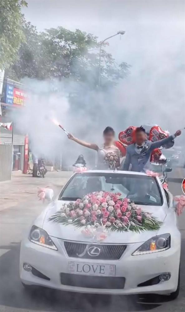 Cô dâu chú rể vui quá đà, thể hiện độ ngầu trên xe hoa bị dân mạng ném đá-1