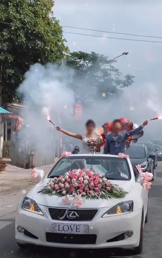 Cô dâu chú rể vui quá đà, thể hiện độ ngầu trên xe hoa bị dân mạng ném đá-2