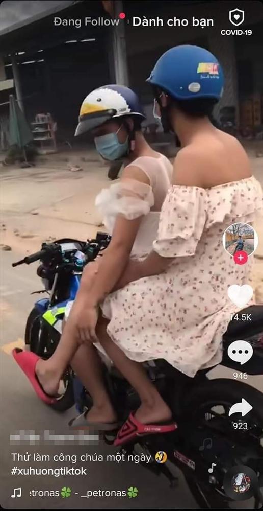 Trend dị Tik Tok: Con trai thử làm công chúa 1 ngày bằng cách mặc váy lượn xe máy ra đường-1