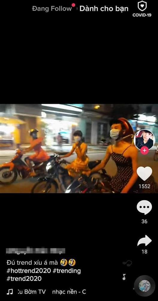 Trend dị Tik Tok: Con trai thử làm công chúa 1 ngày bằng cách mặc váy lượn xe máy ra đường-3