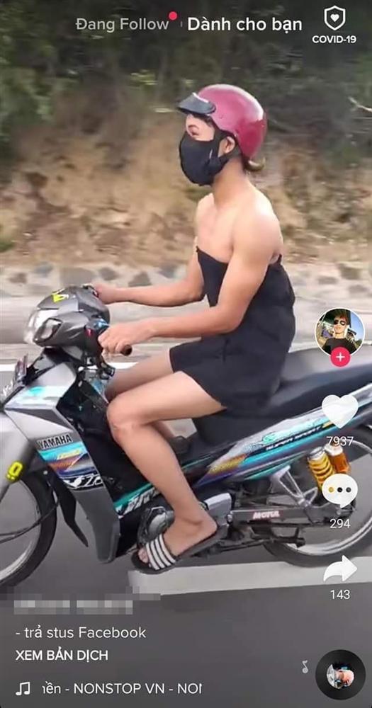 Trend dị Tik Tok: Con trai thử làm công chúa 1 ngày bằng cách mặc váy lượn xe máy ra đường-4