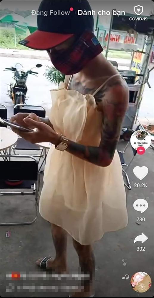 Trend dị Tik Tok: Con trai thử làm công chúa 1 ngày bằng cách mặc váy lượn xe máy ra đường-6