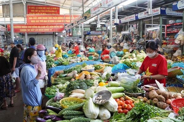 Người dân Đà Nẵng ngày đầu tiên mang thẻ phiếu đi chợ ngừa Covid-19-9