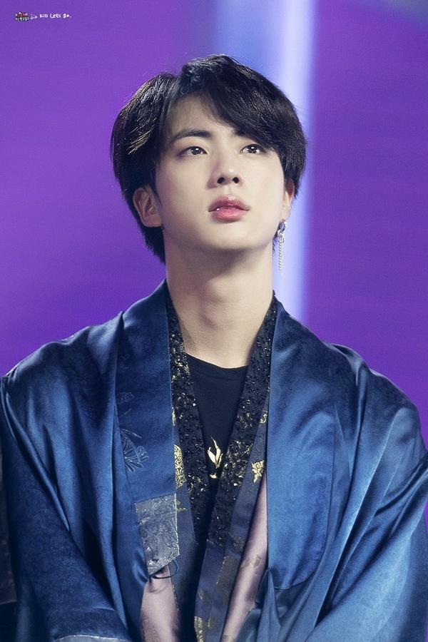 Tính cách thật ẩn trong vẻ lạnh lùng của Jin BTS, IU qua lời kể đồng nghiệp-1