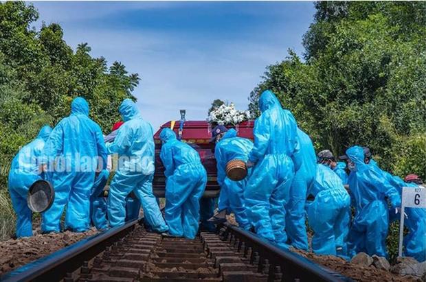 Đám tang nơi tâm dịch Covid-19 Quảng Nam: Nắng như thiêu vẫn phải mặc đồ bảo hộ kín mít-2