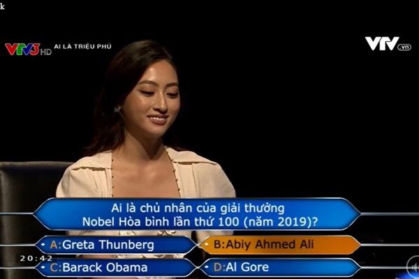 Lương Thùy Linh liên tục nói vấp khi làm MC bán kết Hoa hậu Việt Nam 2020-8