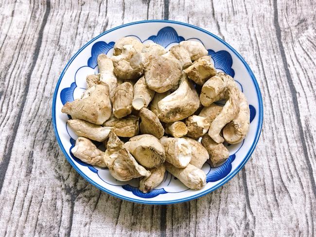 Từ khi biết làm chà bông nấm, nhà tôi lúc nào cũng có một hũ vì ăn vừa tiện lại vừa tốt cho sức khỏe-1