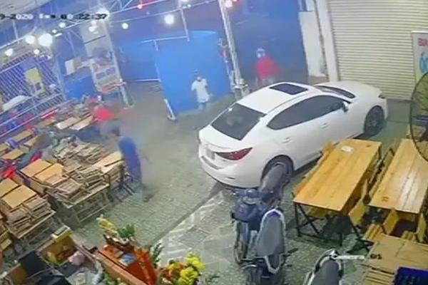 Clip: Gã đàn ông mặc áo xe ôm công nghệ cầm dao náo loạn Bệnh viện E-2