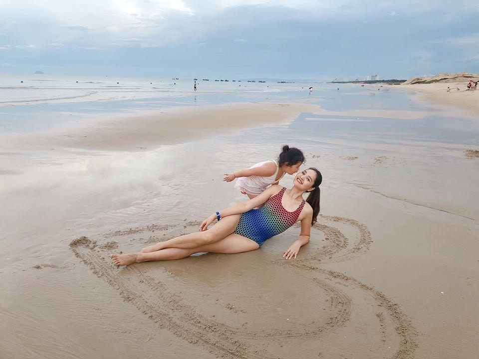 Lấy chồng 10 năm nhưng hoa hậu Hương Giang chưa một lần xem ảnh cưới hỏi-10