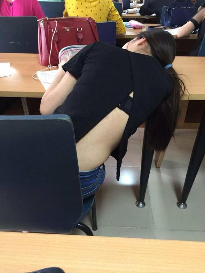 Những cô gái khoe nội y dưới manh áo mỏng lại còn quên cài dây an toàn-1