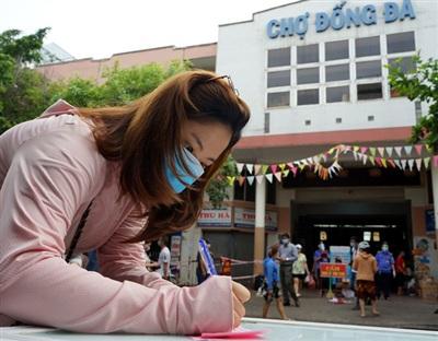 Người dân Đà Nẵng ngày đầu tiên mang thẻ phiếu đi chợ ngừa Covid-19-3