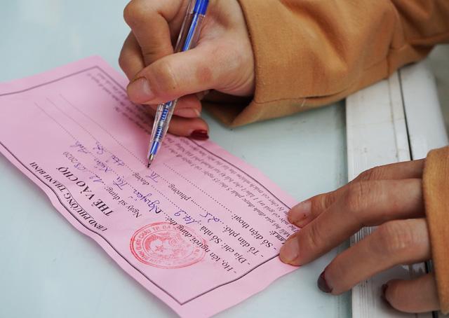 Người dân Đà Nẵng ngày đầu tiên mang thẻ phiếu đi chợ ngừa Covid-19-2