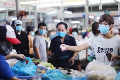 Người dân Đà Nẵng ngày đầu tiên mang thẻ phiếu đi chợ ngừa Covid-19-6