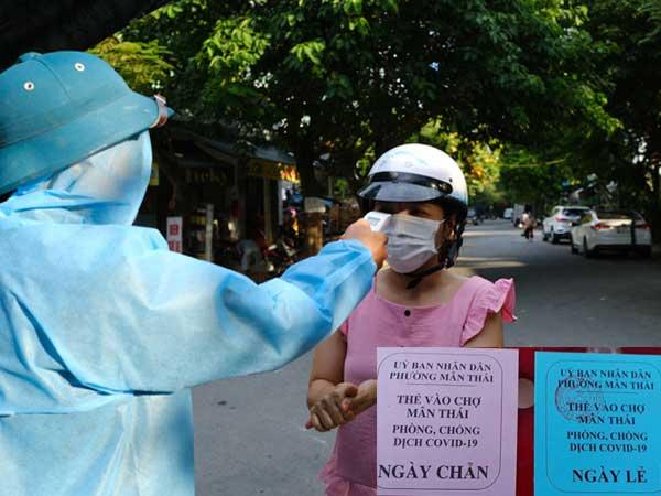 Người dân Đà Nẵng ngày đầu tiên mang thẻ phiếu đi chợ ngừa Covid-19-5