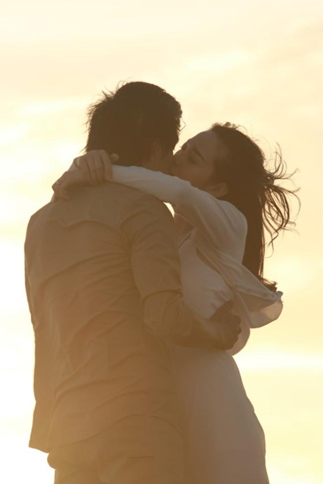 Cảnh nóng phim Việt: Diễn cảnh yêu trước mặt chồng, được đạo diễn thị phạm nhiệt tình-17