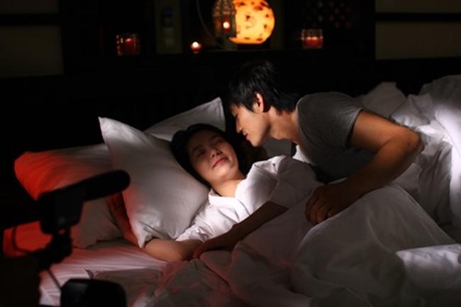Cảnh nóng phim Việt: Diễn cảnh yêu trước mặt chồng, được đạo diễn thị phạm nhiệt tình-19