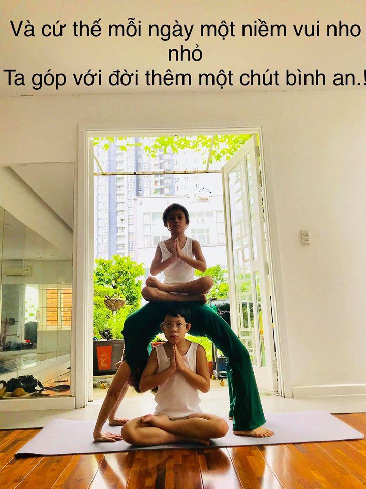 Mẹ Hồ Ngọc Hà luyện yoga cực đỉnh ở tuổi 63, đến con gái cũng thua xa-1