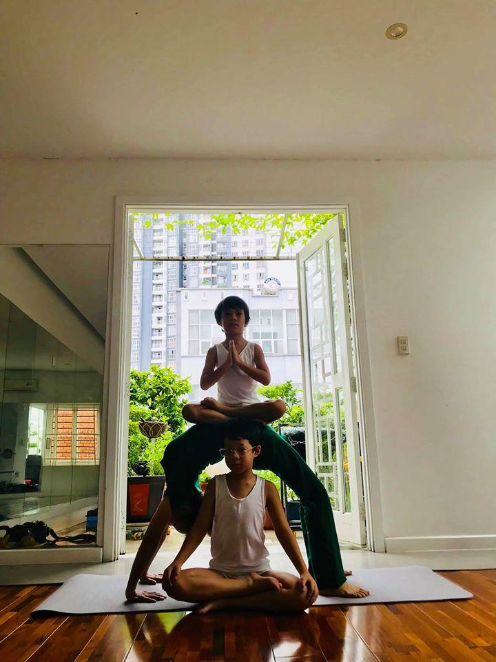 Mẹ Hồ Ngọc Hà luyện yoga cực đỉnh ở tuổi 63, đến con gái cũng thua xa-2