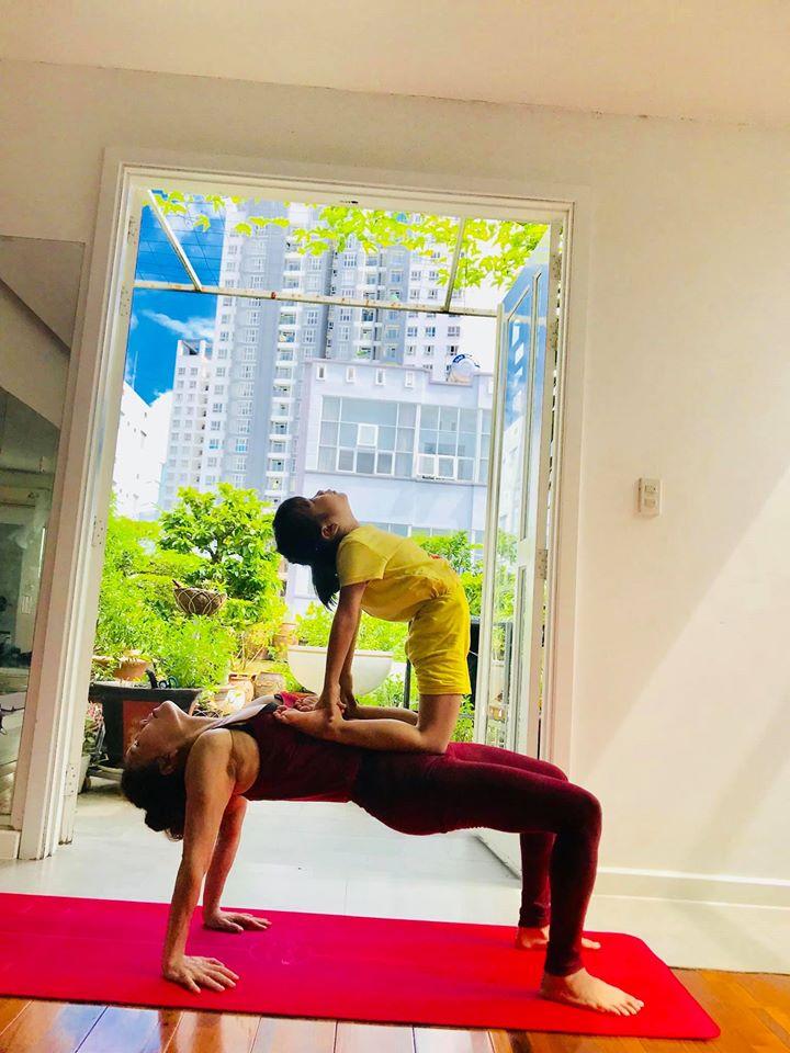 Mẹ Hồ Ngọc Hà luyện yoga cực đỉnh ở tuổi 63, đến con gái cũng thua xa-4