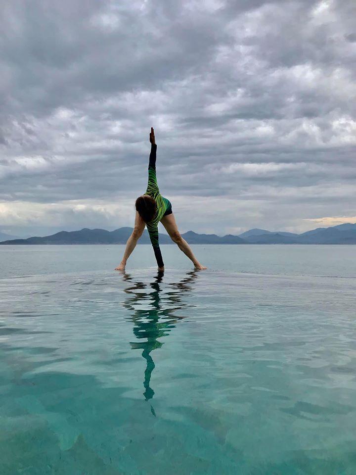 Mẹ Hồ Ngọc Hà luyện yoga cực đỉnh ở tuổi 63, đến con gái cũng thua xa-6