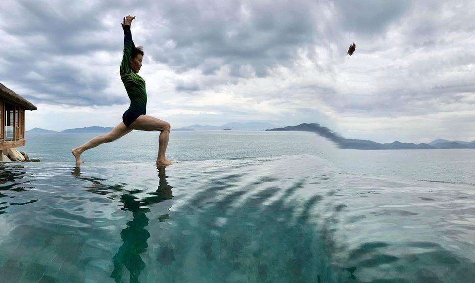 Mẹ Hồ Ngọc Hà luyện yoga cực đỉnh ở tuổi 63, đến con gái cũng thua xa-7