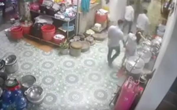 Sàm sỡ, chạm vòng 3 khi thấy thai phụ đứng một mình-1