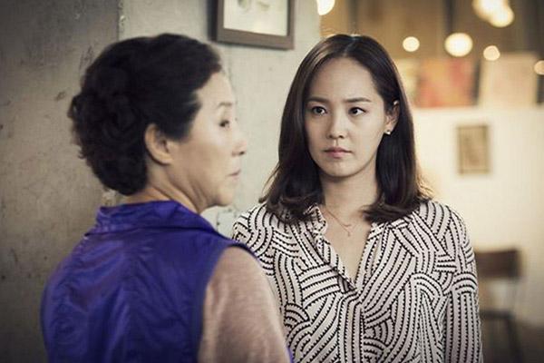 Mẹ chồng nàng dâu hợp rơ mê phim Hàn, chung tay bắt nạt khiến chồng mất uy trong nhà-3