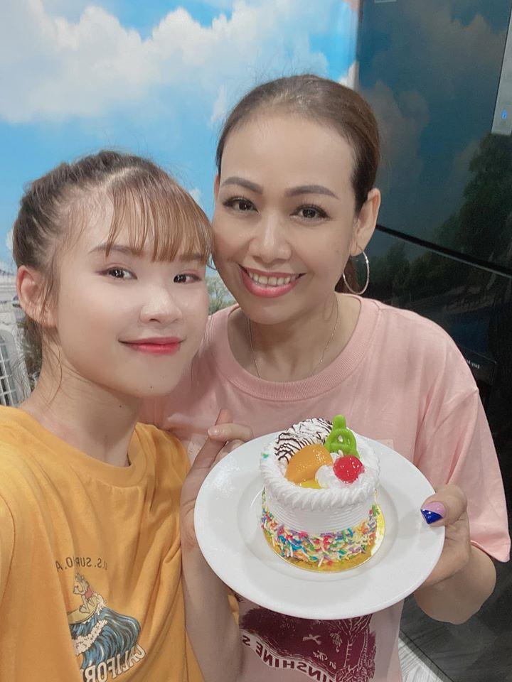 Khởi My khoe nhan sắc hack tuổi nhưng spotlight thuộc hẳn về mẹ chồng-3