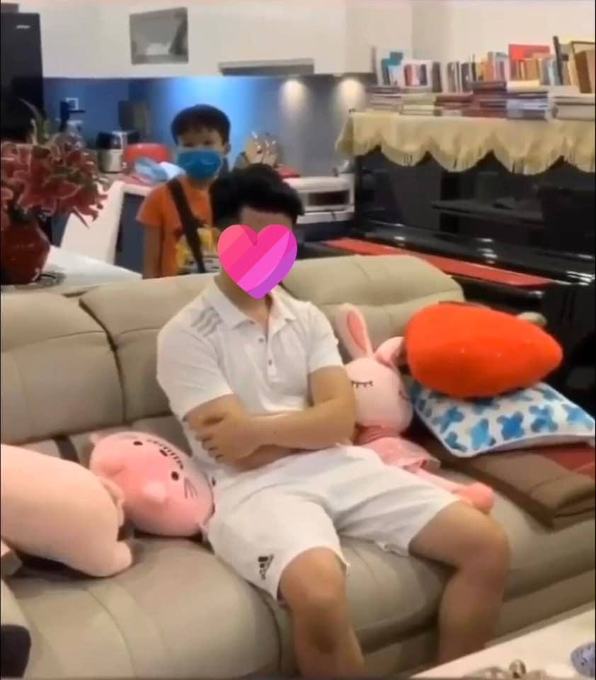 Bộ thể thao chồng Âu Hà My, áo choàng hồng Tuesday thành trang phục bị lêu lêu-5