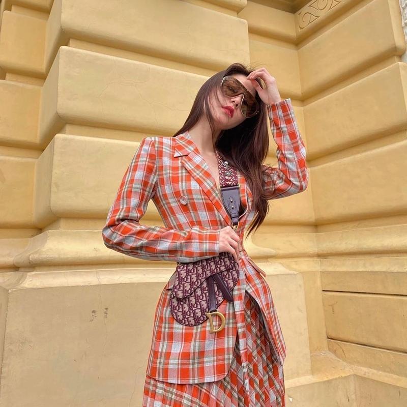 Ngọc Trinh - Mai Phương Thúy khoe outfit xẻ đùi sexy chiếm spotlight đường phố-3