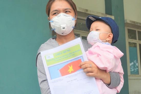 Nghẹn ngào giây phút bé 8 tháng mắc Covid-19 xuất viện mà không được gặp bố mẹ