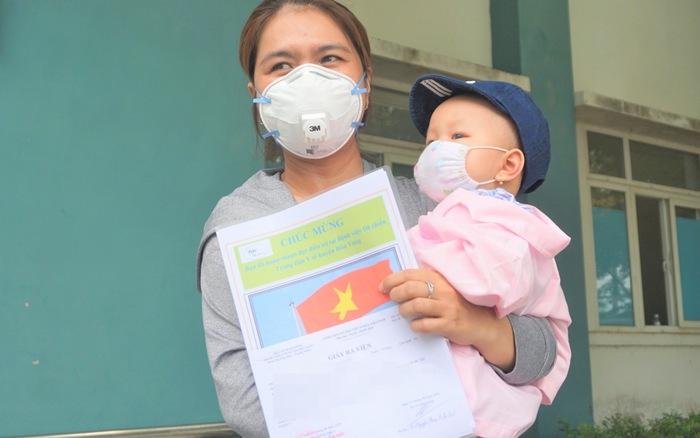 Nghẹn ngào giây phút bé 8 tháng mắc Covid-19 xuất viện mà không được gặp bố mẹ-2
