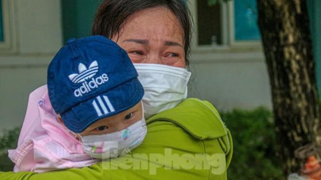 Nghẹn ngào giây phút bé 8 tháng mắc Covid-19 xuất viện mà không được gặp bố mẹ-3