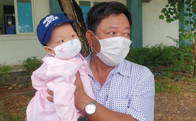 Nghẹn ngào giây phút bé 8 tháng mắc Covid-19 xuất viện mà không được gặp bố mẹ-4