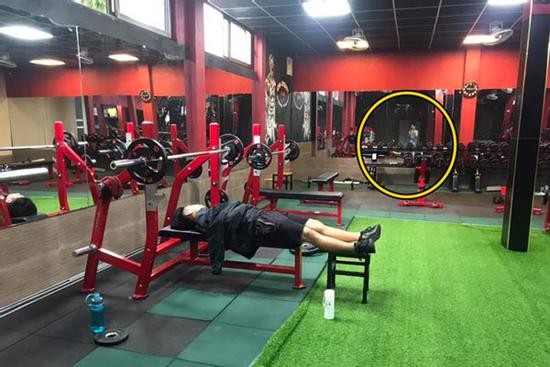 Xôn xao anh chồng sợ vợ vào phòng gym đắp áo ngủ nhờ hút nghìn like trên MXH và sự thật bất ngờ