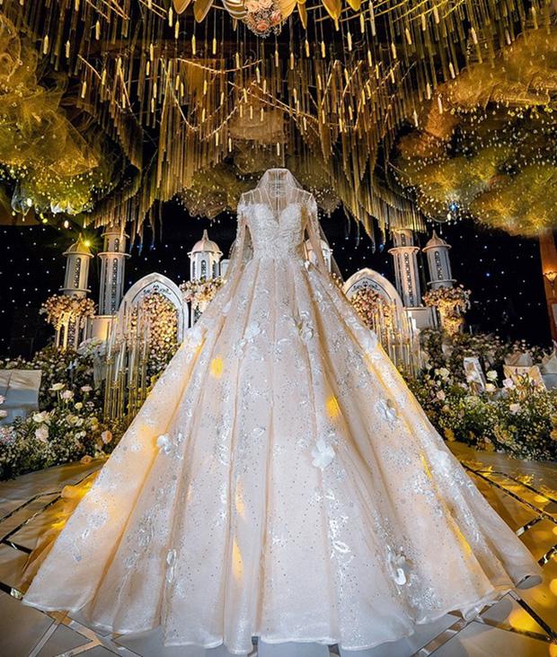 Trước khi bị phụ bạc, Âu Hà My từng hóa công chúa trong đám cưới với 3 bộ váy đính kim cương giá 1 tỉ đồng-7
