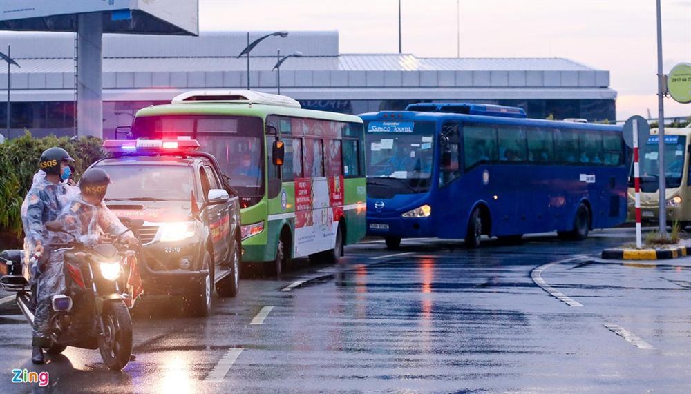 300 hành khách mắc kẹt tại Đà Nẵng về TP.HCM-8