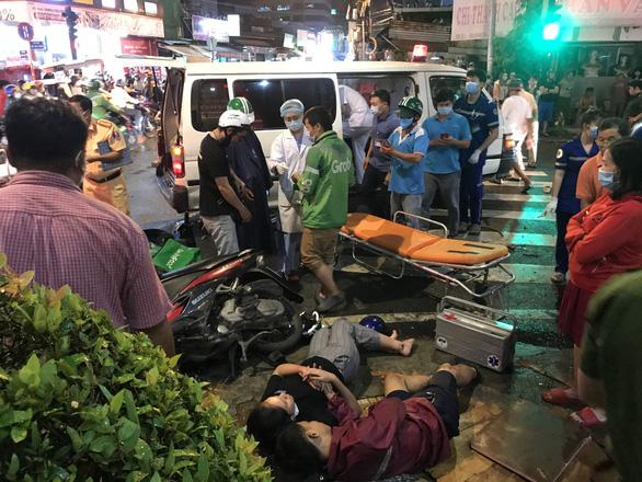 Nóng: Camry húc hàng loạt xe máy ở ngã tư Sài Gòn, người bị thương nằm la liệt-2